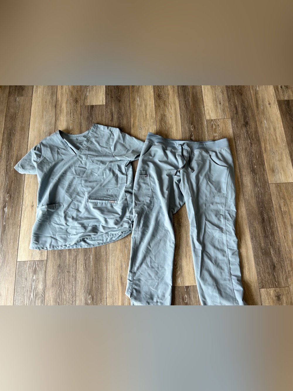 FIGS Scrub Set XL Women’s Light Gray 3-Pocket V-Neck Top & Jogger Pants